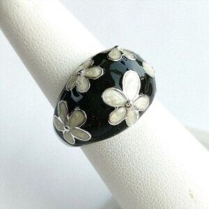 Dome ring white and black flowers size 7 🆕